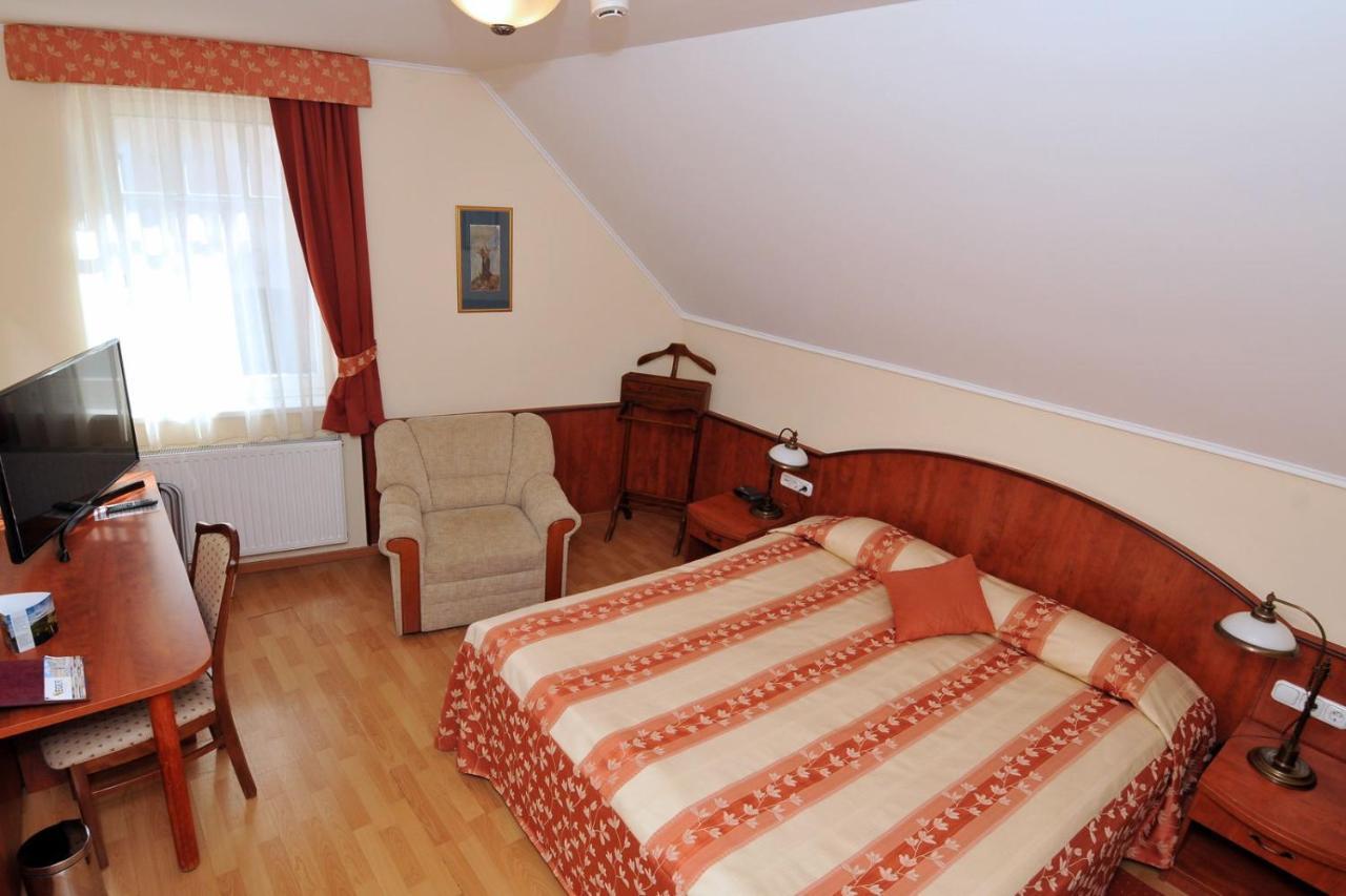 Bed and Breakfast Patria Panzio Эгер Экстерьер фото